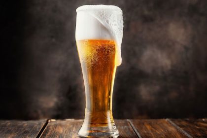 cerveza con espuma en vaso