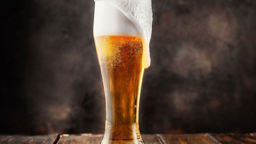 cerveza con espuma en vaso