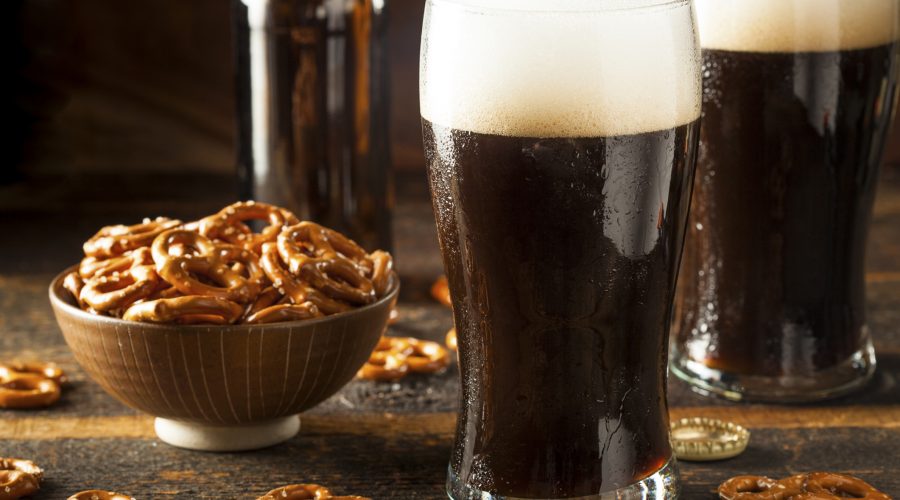 vaso de cerveza obscura con pretzels