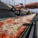 Preparación pizza más larga del mundo