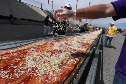 Preparación pizza más larga del mundo