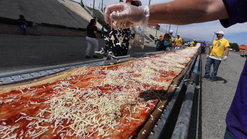 Preparación pizza más larga del mundo