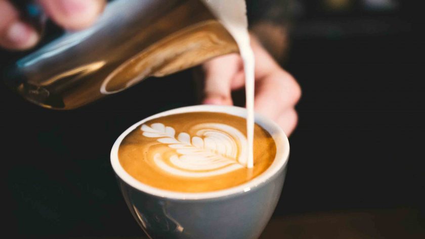 barista sirviendo flat white cafe