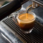 maquina con café espresso