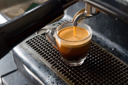maquina con café espresso