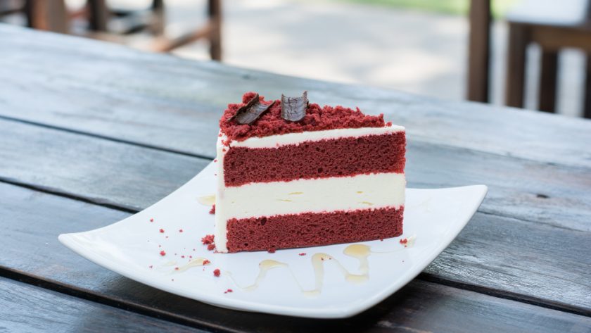 plato con pastel red velvet