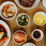 Mesa con variedad de comida asiática que se sirve en Corea
