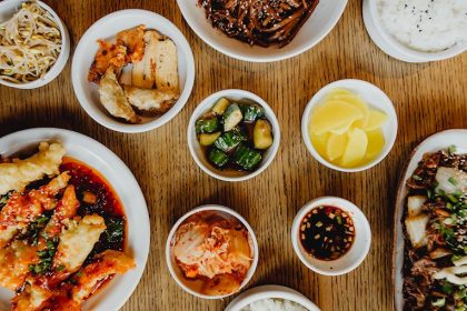 Mesa con variedad de comida asiática que se sirve en Corea
