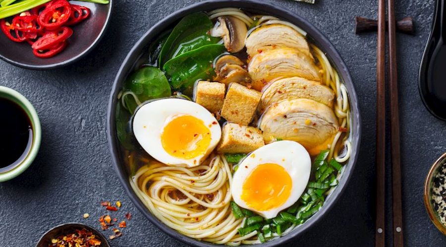 Plato de ramen de pollo