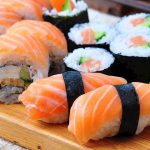 Plato con distintas variedades de sushi hecho en casa