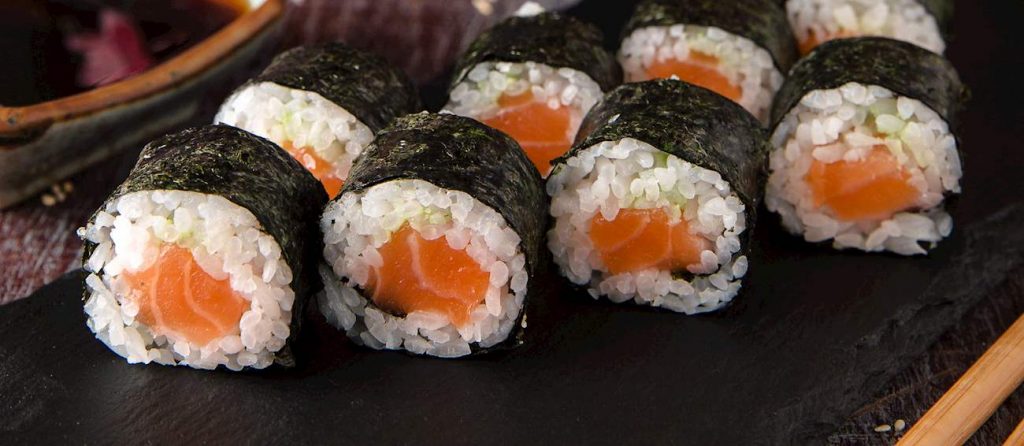 Pasos para hacer sushi en casa de salmón