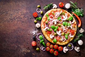 ingredientes y aderezo para pizza