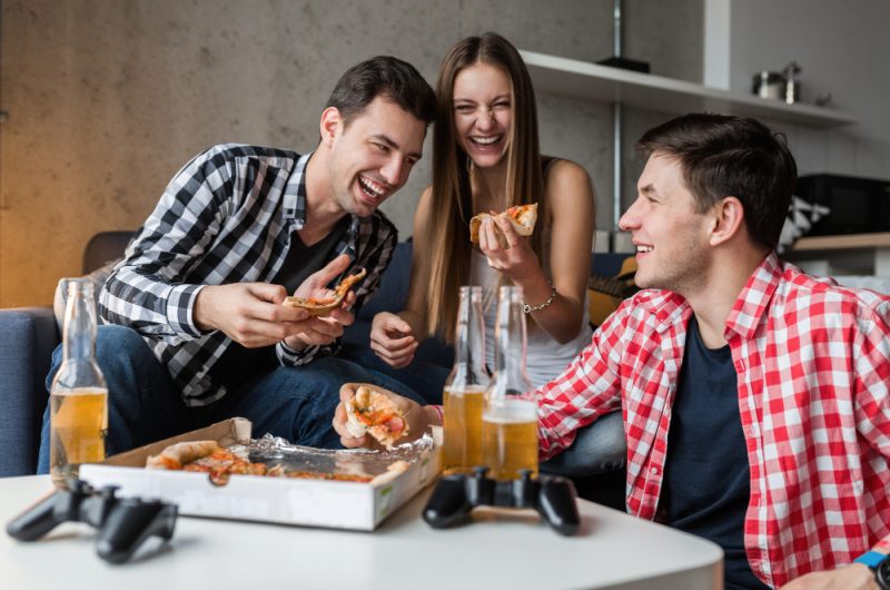 fiesta de pizza con amigos