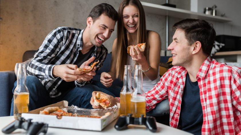fiesta de pizza con amigos
