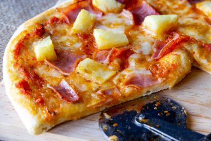 piña en la pizza cortada