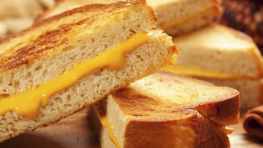 Grilled cheese sandwich partido a la mitad