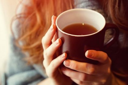 Mujer sosteniendo una taza de té