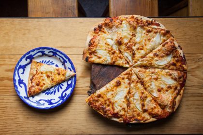 rebanada de pizza y pizza