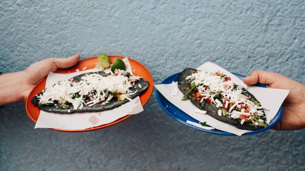 Tlacoyos, comida de la calle en México