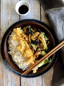 platillos de cocina asiática con arroz