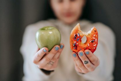 mujer con manzana y dona