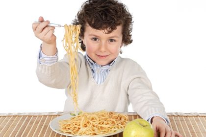 niño comiendo pasta
