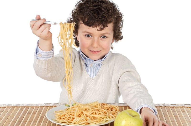 niño comiendo pasta