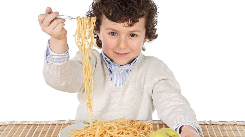 niño comiendo pasta