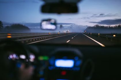 manejando un auto con poliza vigente