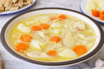 sopa de fideo con pollo