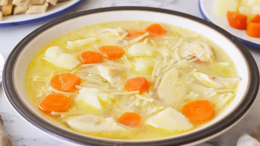 sopa de fideo con pollo