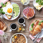 Mesa con brunch saludable