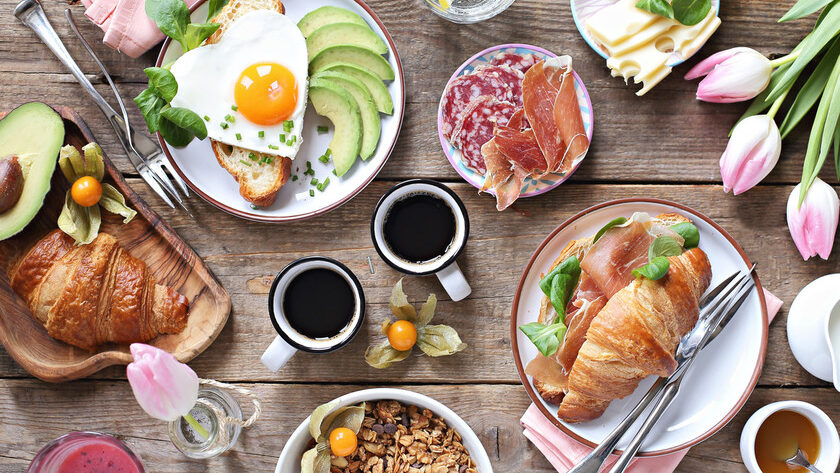 Mesa con brunch saludable